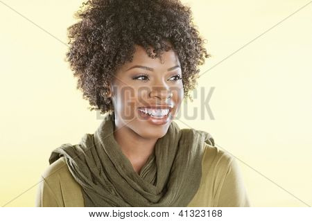 快乐的非洲裔美国女人与偷了脖子去看彩色背景