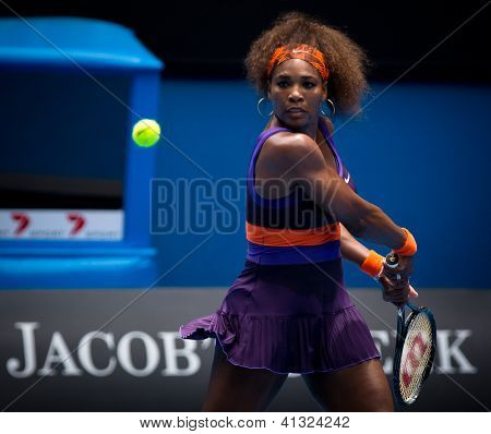 MELBOURNE - 17 gennaio: Serena Williams di USAin il suo secondo turno conquistare Garbine Muguruza di S