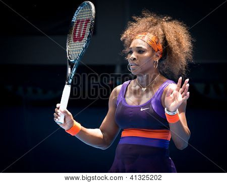 เมลเบิร์น - 17 มกราคม: Serena Williams ของสหรัฐอเมริกาในเธอชนะรอบสองผ่าน Garbine Muguruza ของ 