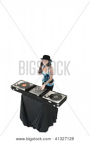 Mladý DJ se zvukem míchací zařízení klobouk nad bílým pozadím