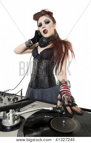 Krásný punk DJ s zvukové mixážní zařízení nad bílým pozadím