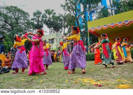 Kolkata, West Bengal, India - 9th March 2020 : Group Dancing Of Bengali Girls Dressed In Colorful In