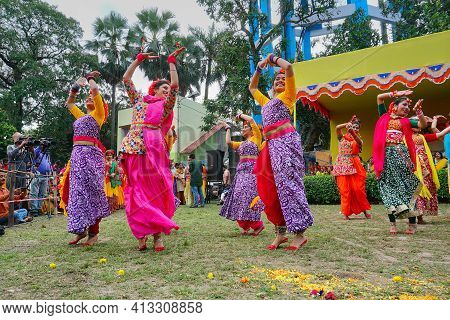 Kolkata, West Bengal, India - 9th March 2020 : Group Dancing Of Bengali Girls Dressed In Colorful In