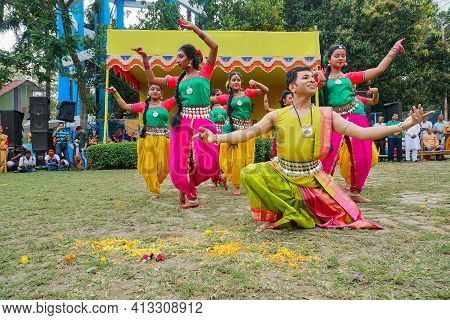 Kolkata, West Bengal, India - 9th March 2020 : Young Bengali Male And Female Dancers Dressed In Colo