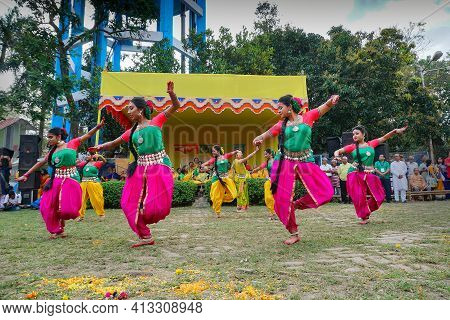 Kolkata, West Bengal, India - 9th March 2020 : Smiling Young Bengali Girl Dancers Dressed In Colorfu