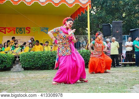 Kolkata, West Bengal, India - 9th March 2020 : Smiling Young Bengali Girl Dancers Dressed In Colorfu