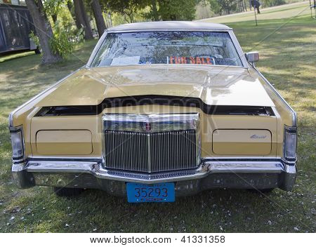 Žlutá Lincoln Continental čelní pohled