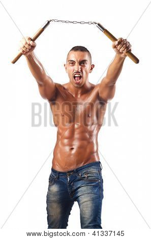 Mand i kampsport koncept med nunchucks