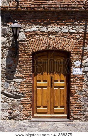 Porte ancienne en bois brun et une lampe de rue