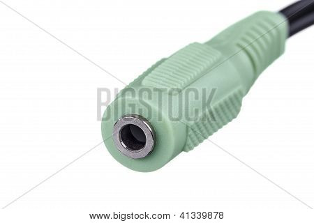 Detalhe de um conector de telefone áudio fêmea isolado no branco