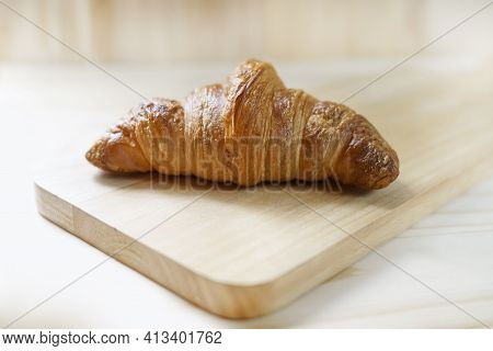 Selectived Focus On Delicious Fresh Croissants On Wooden Trencher With Soft Light From Windows - Fre