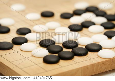 Goban, Baduk, Weiqi Or Maklom - Traditional Asian Strategy Board Game. Black And White Stone Of Chin