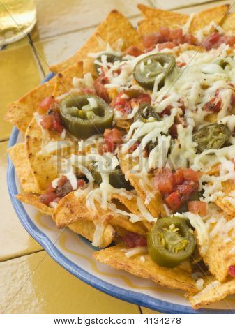 Talíř nachos se salsou Jalapenos a sýrem