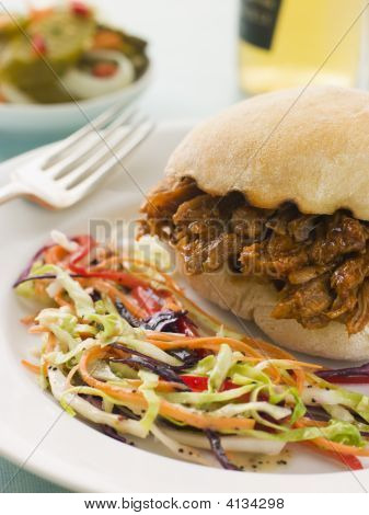 abgerufenen Schweinefleisch und Barbecue-Sauce Roll mit gesäten Krautsalat und Cornichons