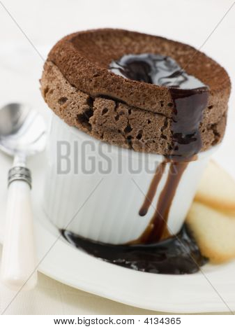 热巧克力蛋奶酥巧克力酱与 Langue De 聊天饼干