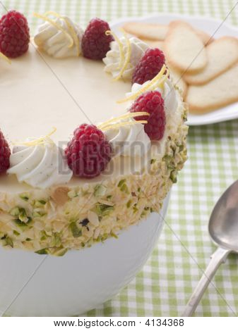 Schüssel gekühlt Zitrone Souffle mit Gebäck