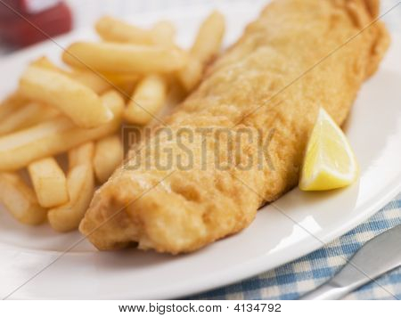 Fish And Chips s citronem a kečup