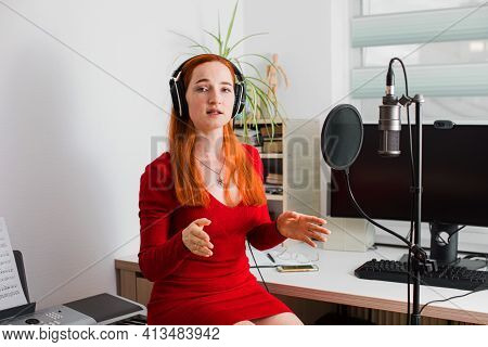 The Announcer On The Radio Trains Diction Before The Start Of The Broadcast