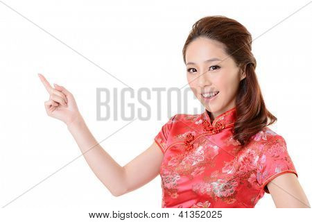 Smilende kinesisk kvinde dress traditionelle cheongsam og indføre på hvid baggrund.
