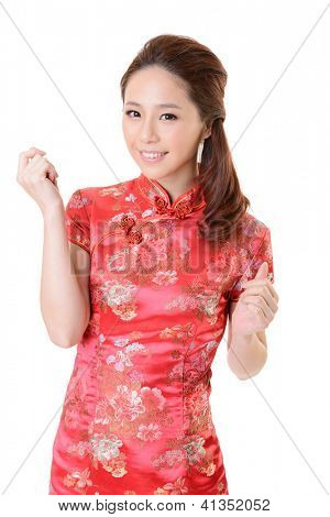 Smilende kinesisk kvinde kjole traditionelle cheongsam ved årsskiftet, skud studio isoleret på hvid baggrund