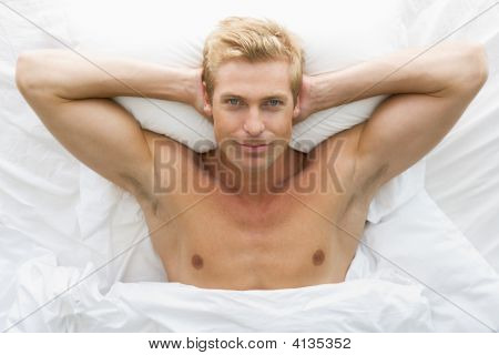 Uomo disteso nel letto relax