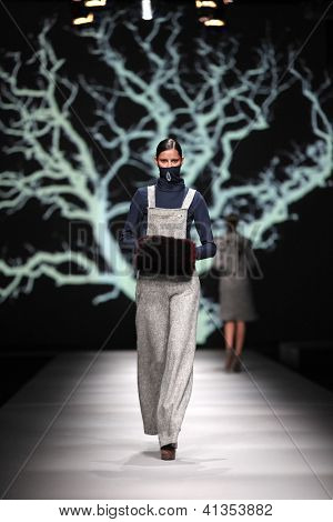 ซาเกร็บ โครเอเชีย - 18 ตุลาคม: แบบแฟชั่นเสื้อผ้าเสื้อผ้าทำ โดย Sonja Lamut 'Croaporter' fashio