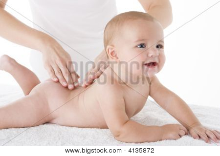 Matka dziecka masażu