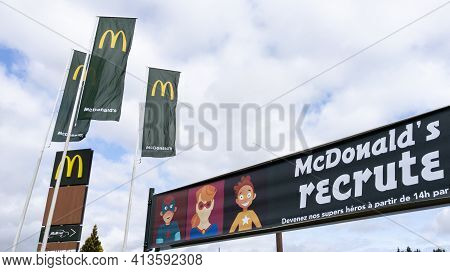 Bordeaux , Aquitaine France - 03 18 2021 : Mcdonald Recrute French Text Means Restaurant Recruit Bra