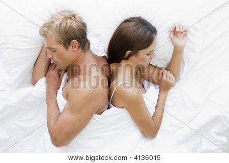 Par liggende i sengen sove