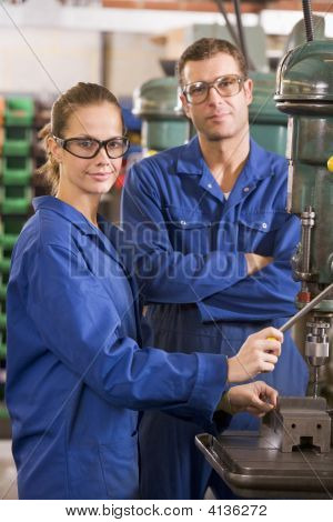 Due macchinisti lavorando sulla macchina
