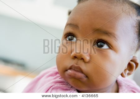 Bebê dentro de casa