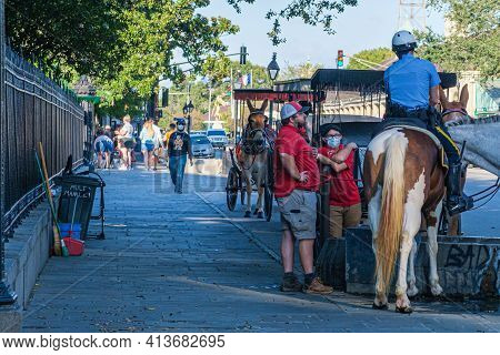New Orleans, La, Usa - October 26: Buggy Drivers Talk To A Cop In The Shade On Decatur Street On Oct