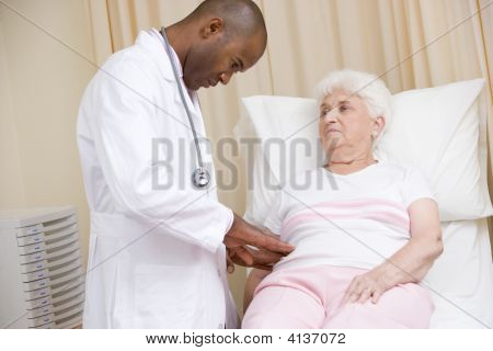 Lekarz daje Checkup kobieta w pokoju egzamin