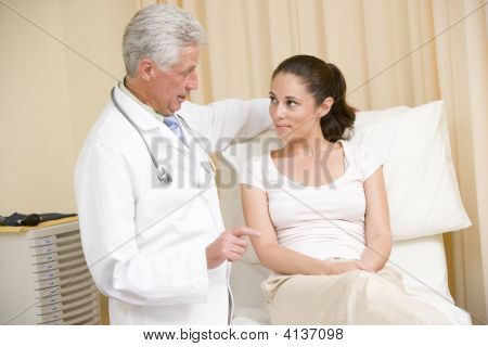 Medico dando Checkup donna nella Exam Room