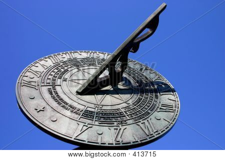 Reloj de sol contra el cielo azul