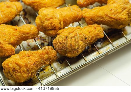 Southern Crispy Battered Fried Chicken Wings, Deep-fried Chicken Wings On The Metal Tray