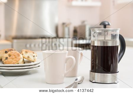 Caffettiera sul bancone della cucina con Scones