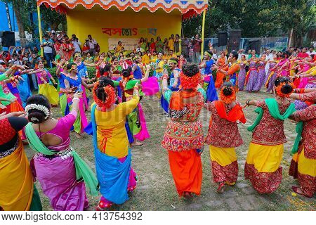 Kolkata, West Bengal, India - 9th March 2020 : Group Dancing Of Bengali Girls Dressed In Colorful In