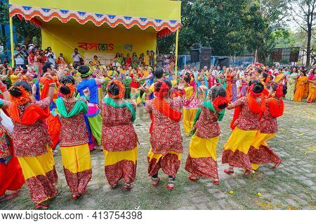 Kolkata, West Bengal, India - 9th March 2020 : Group Dancing Of Bengali Girls Dressed In Colorful In