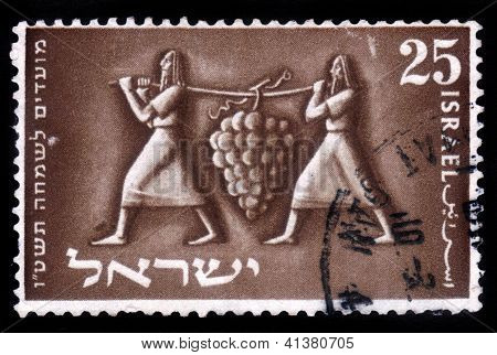 Antichi Israeliti trasportano un enorme grappolo d'uva