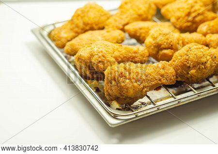 Southern Crispy Battered Fried Chicken Wings, Deep-fried Chicken Wings On The Metal Tray, Fast Food
