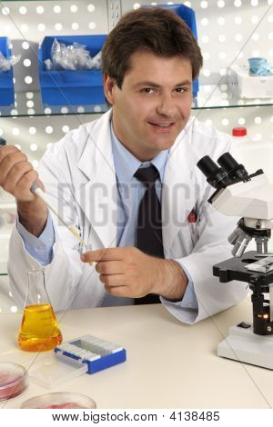 Investigador sonriente u otra ocupación