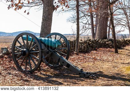 Gettysburg, Pennsylvania, Usa March 14, 2021 Confederate Cannons Lined Up On Confederate Avenue At G