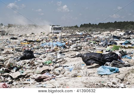 Camion della spazzatura arriva In discarica