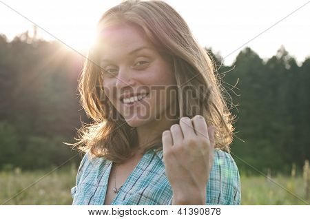 Donna sorridente, sfondo foresta