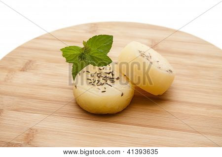Harz formaggio per il pane sulla piastra di legno