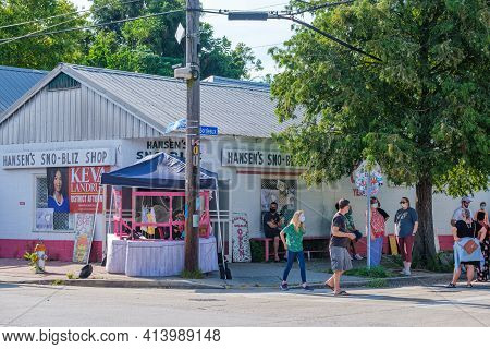 New Orleans, La - August 8: Hansen's Sno-bliz Snowball Shop With Customers On August 8, 2020 In New 