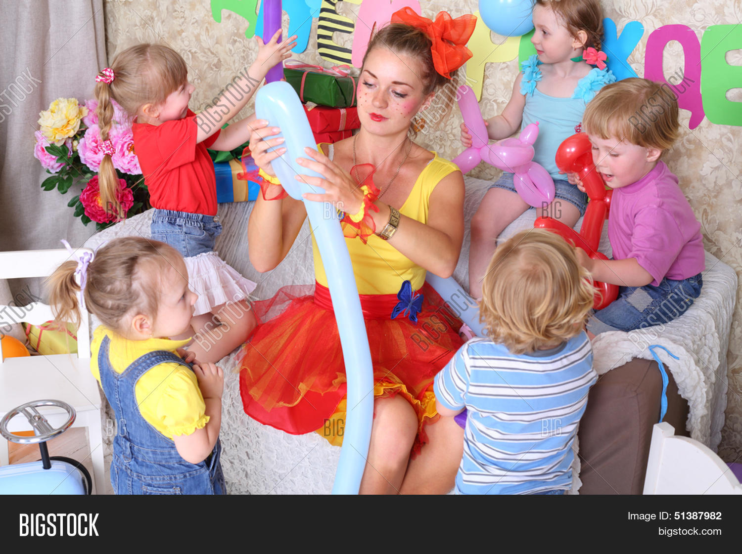 Современные игры для детей. Детский праздник на природе. Развлечения на новый год для детей. Развлекает детей на празднике. Аниматоры на детский праздник.