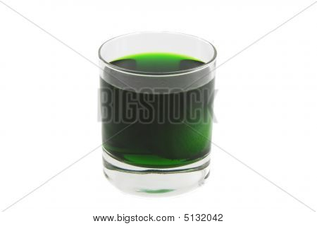 Solo vetro con Cocktail colore isolato su sfondo bianco