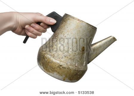 Donna mano vecchia sporca bollitore